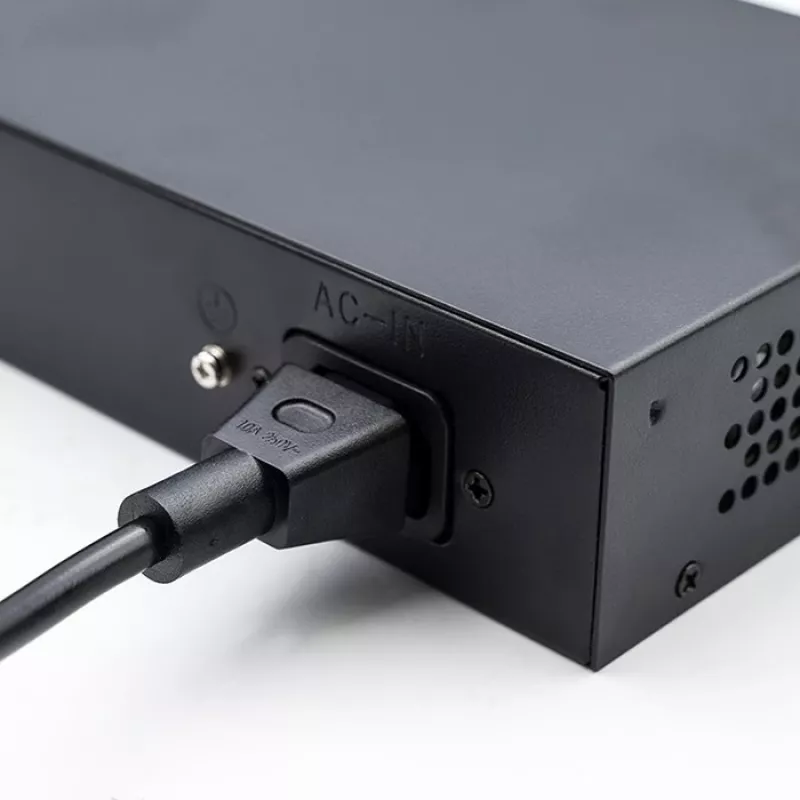 Switch Ethernet PoE QOLTEC 52296 — 4x porte RJ45 PoE, 1x RJ45 uplink