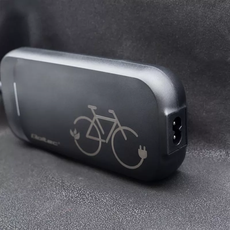 Caricabatterie per e-bike QOLTEC 50332 — uscita 36V/42V, 2A, connettore 5,5×2,1 mm