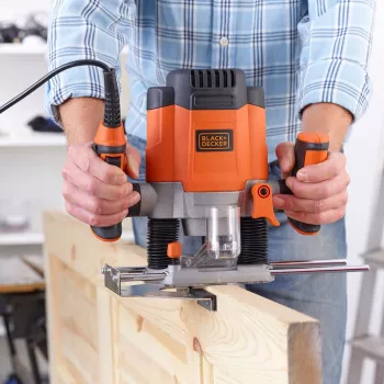 Router/Trimmer Black & Decker KW1200EKA-QS — fresatrice compatta con regolazione della profondità, design ergonomico