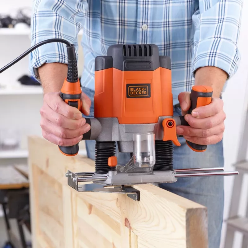 Router/Trimmer Black & Decker KW1200EKA-QS — fresatrice compatta con regolazione della profondità, design ergonomico