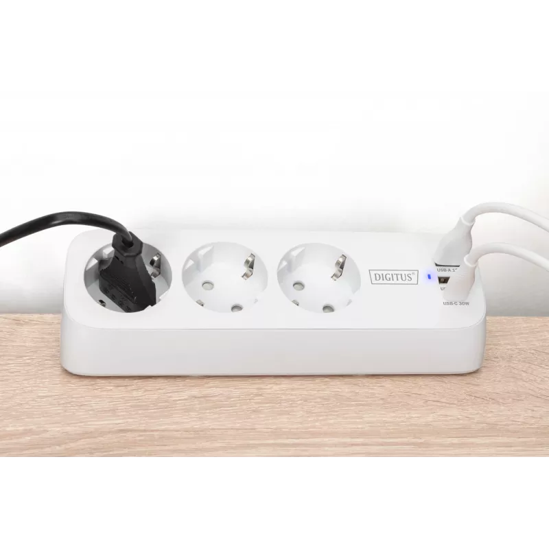 Ciabatta DIGITUS 3 prese con 2×USB-A e 1×USB-C, 3 prese AC tipo E/F, cavo 1,5 m, bianco
