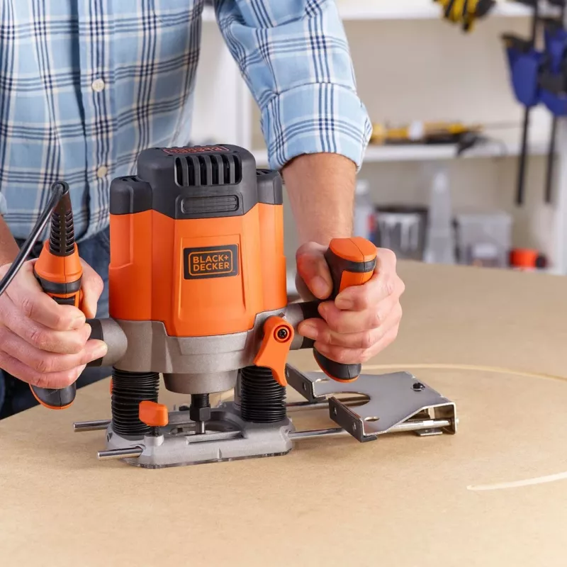 Router/Trimmer Black & Decker KW1200EKA-QS — fresatrice compatta con regolazione della profondità, design ergonomico