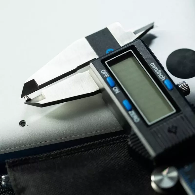iFixit calibro digitale con display LCD blu