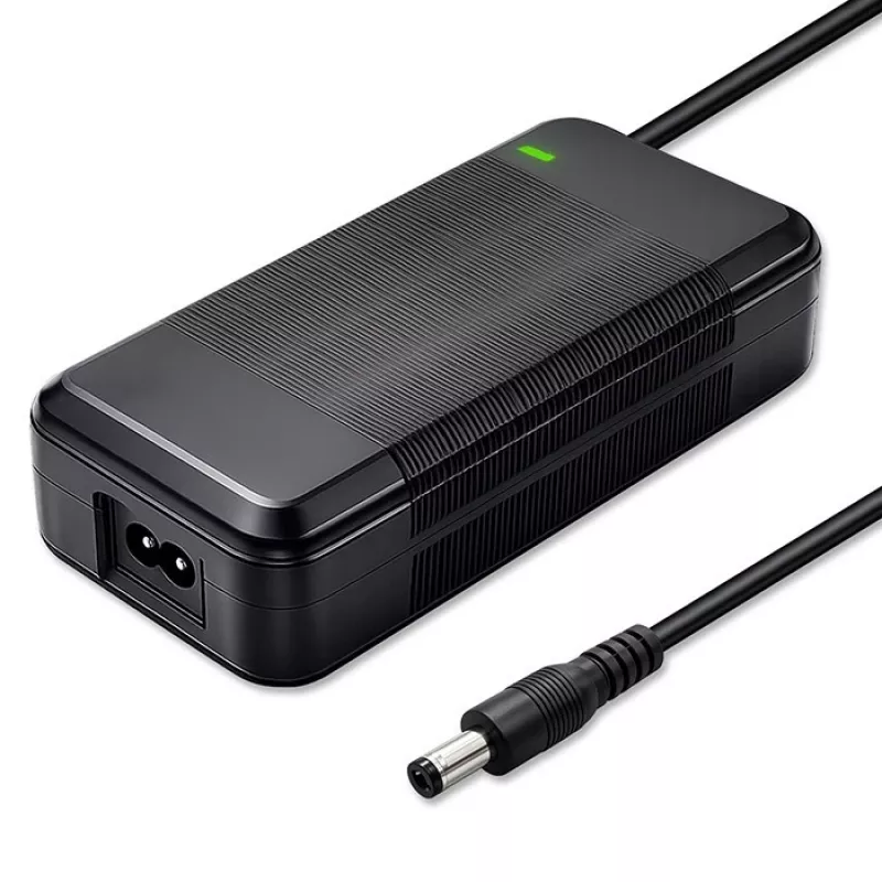 Caricabatterie QOLTEC 36V–42V 4A per e-bike, connettore DC 5,5×2,1 mm