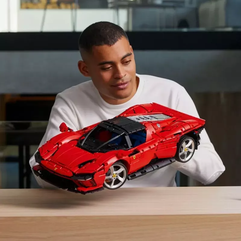 LEGO Technic set Ferrari Daytona SP3 in scala 1:8, 3 778 pezzi, rosso, 6,99 kg