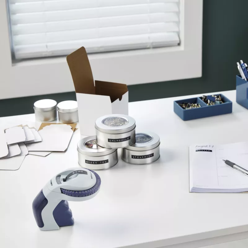 DYMO Omega Etichettatrice a rilievo | Piccola etichettatrice con ruota girevole e design ergonomico | Per casa, fai da te e bricolage (£/€ÄÖ & Ü)