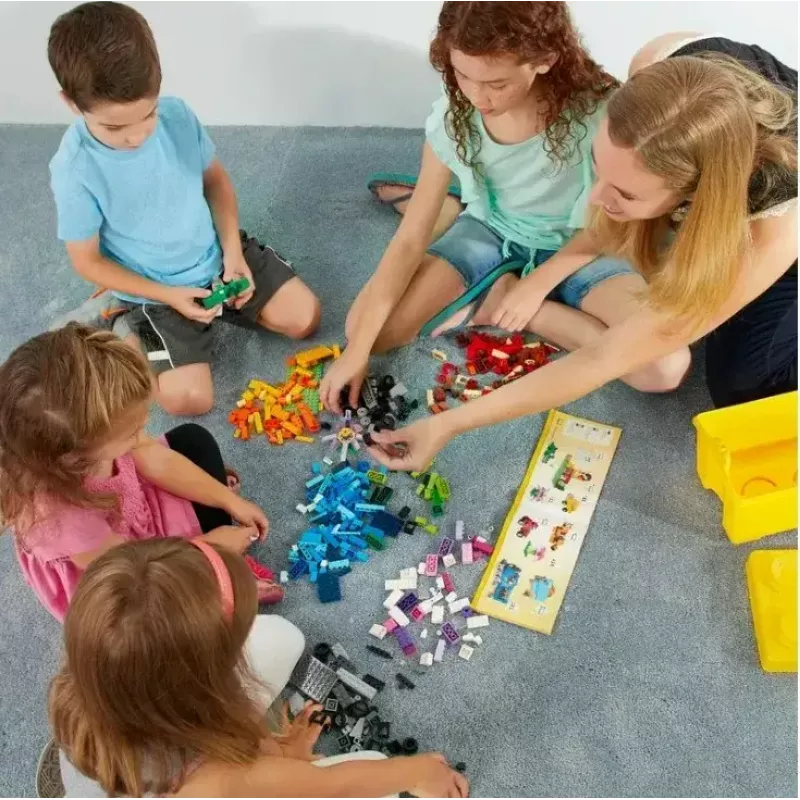 Set da costruzione LEGO Classic 10698 — 790 pezzi, multicolore, 33 colori, incluse basi verdi e accessori