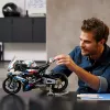 LEGO Technic modellino moto BMW M1000RR 42130 con motore dettagliato e sospensioni funzionanti