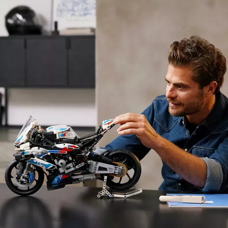 LEGO Technic modellino moto BMW M1000RR 42130 con motore dettagliato e sospensioni funzionanti