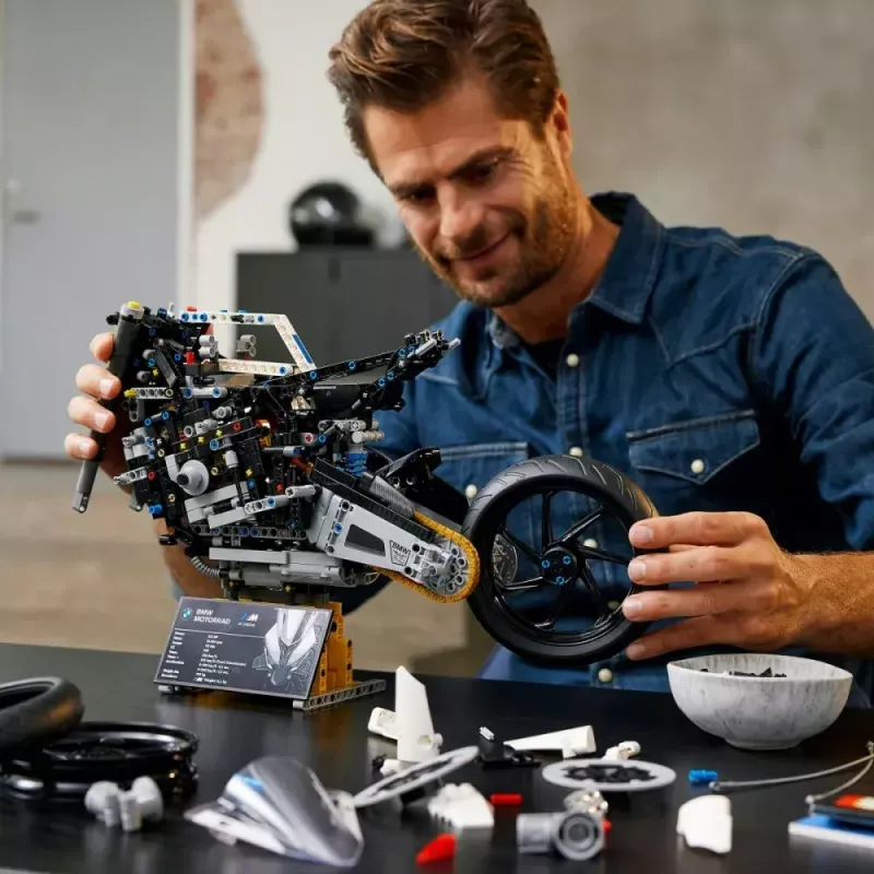 LEGO Technic modellino moto BMW M1000RR 42130 con motore dettagliato e sospensioni funzionanti
