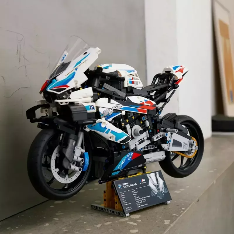 LEGO Technic modellino moto BMW M1000RR 42130 con motore dettagliato e sospensioni funzionanti