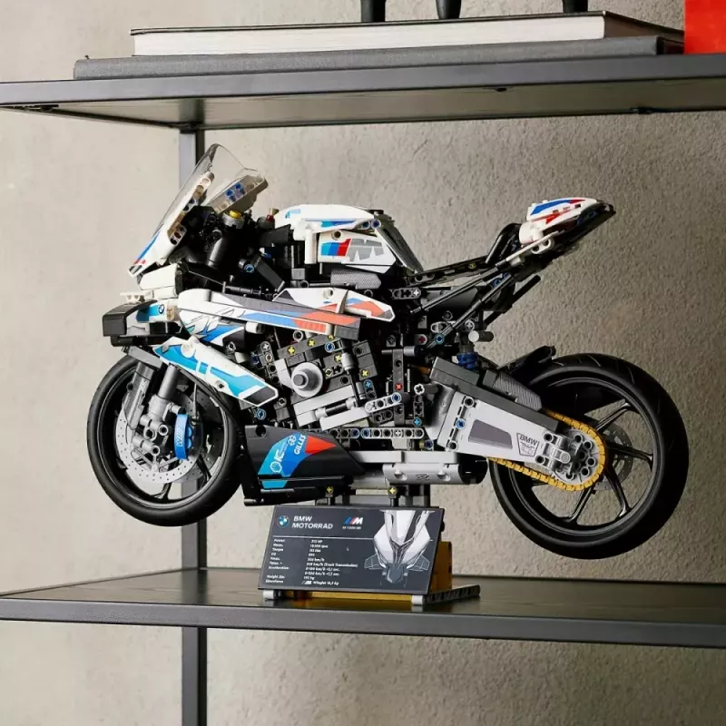 LEGO Technic modellino moto BMW M1000RR 42130 con motore dettagliato e sospensioni funzionanti