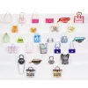 Rainbow High Accessories Studio Serie 1, assortimento H in PDQ borsa bambola