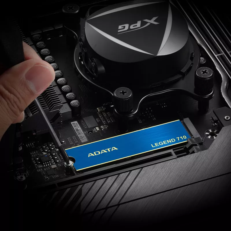 SSD M.2 ADATA LEGEND 710 256 GB — PCIe 3.0 NVMe, lettura 2100 MB/s, scrittura 1000 MB/s