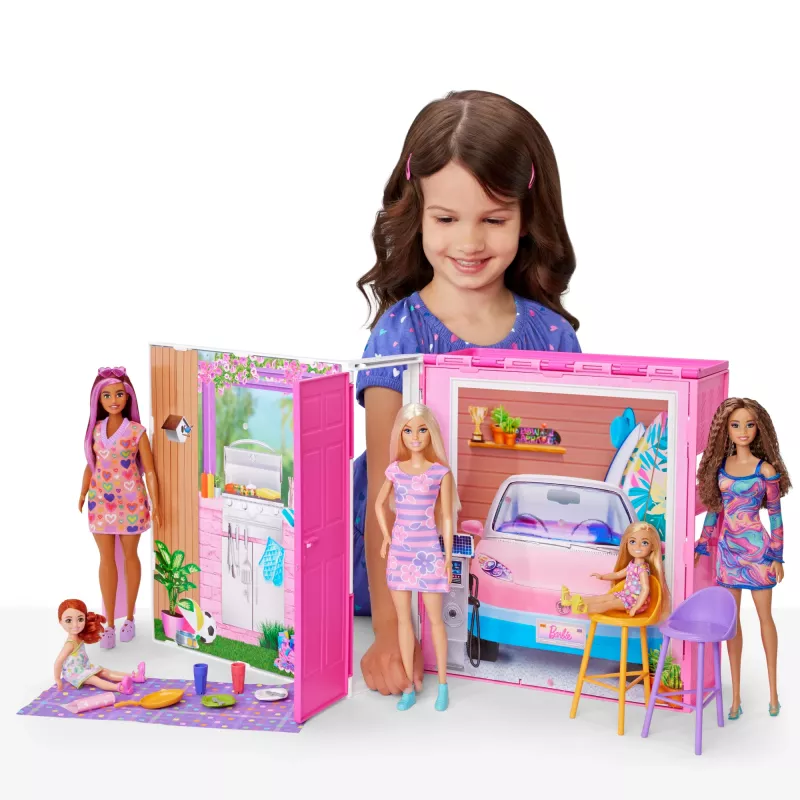 Casa delle bambole Barbie Getaway con bambola, 4 aree di gioco e 11 accessori decorativi