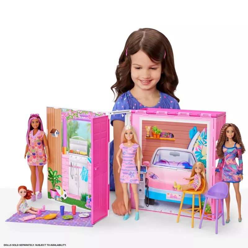 Casa delle bambole Barbie Getaway con bambola, 4 aree di gioco e 11 accessori decorativi