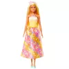 Barbie A Touch of Magic Royal bambola con capelli biondi evidenziati, gonna con stampa farfalla e accessori
