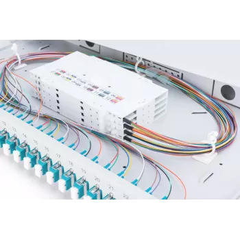 Cassetto di giunzione in fibra ottica DIGITUS con coperchio scorrevole, 1U, equipaggiato con 24x LC Duplex, incl. raccordo M 25, cassetta di giunzione OM3 pigtail colorati, adattatore