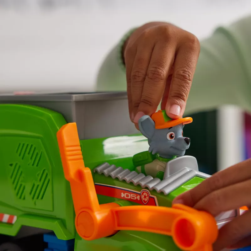 PAW Patrol: Crush N’ Roll camion per il riciclo con action figure Rocky e veicolo compattatore trasformabile, giocattolo per bambini e bambine da 3 anni