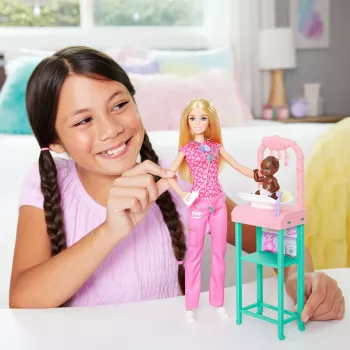 Bambola Barbie Baby Doctor con bambola fashion bionda, 1 bambola neonato, mobili e accessori