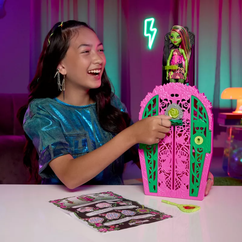 Set di gioco Monster High Skulltimate Secrets Garden Mysteries, bambola Venus McFlytrap con oltre 19 sorprese