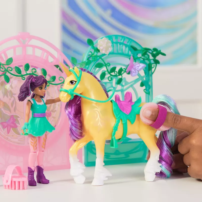 Unicorn Academy, set di gioco con bambola Ava e stalla foglia che cambia colore, idea regalo di Pasqua, 15 accessori, bambole e giocattoli unicorno per bambine dai 4 anni