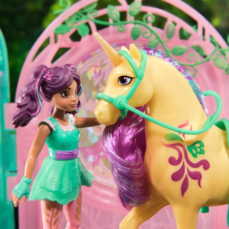 Unicorn Academy, set di gioco con bambola Ava e stalla foglia che cambia colore, idea regalo di Pasqua, 15 accessori, bambole e giocattoli unicorno per bambine dai 4 anni