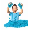 Kinetic Sand, 2 libbre di sabbia da gioco blu, giocattoli sensoriali modellabili per bambini, sacchetto richiudibile (la confezione può variare), per bambini dai 3 anni in su