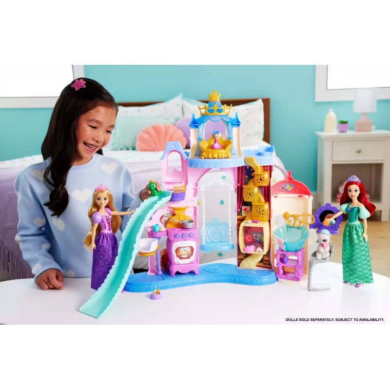 Disney Princess Pet Palace set di gioco con 7 aree di gioco, 3 amici animali e oltre 20 mobili e accessori
