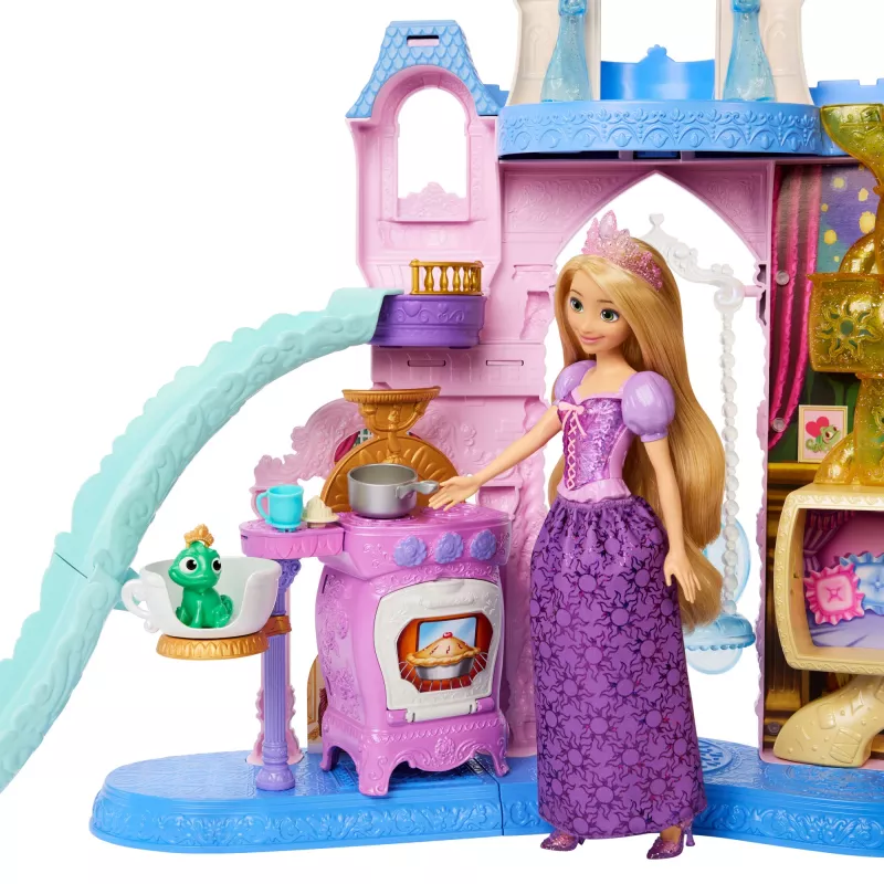 Disney Princess Pet Palace set di gioco con 7 aree di gioco, 3 amici animali e oltre 20 mobili e accessori