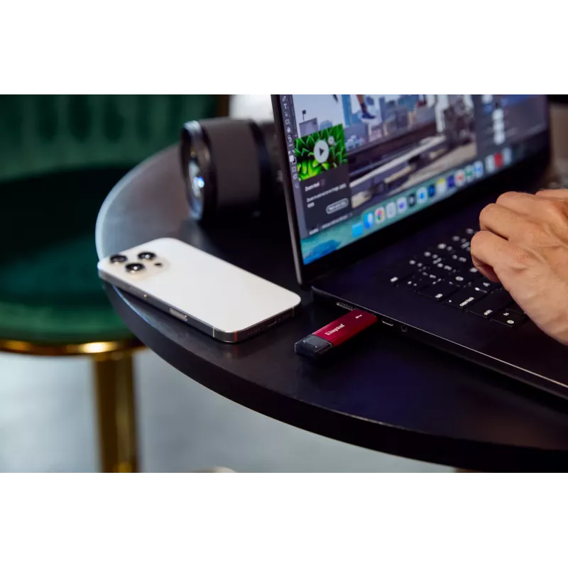 SSD esterno Kingston 2 TB Dual USB-A/USB-C, USB 3.2 Gen 2, lettura 1050 MB/s, scrittura 950 MB/s, nero/rosso