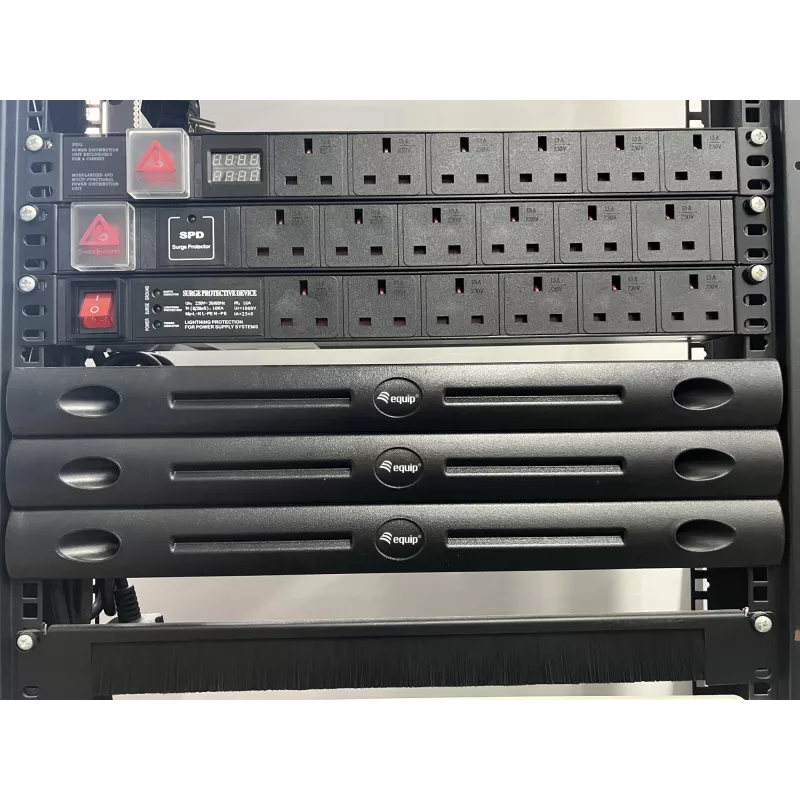 Pannello cieco Equip 19 pollici 1HE senza attrezzi nero capacità rack 1HE