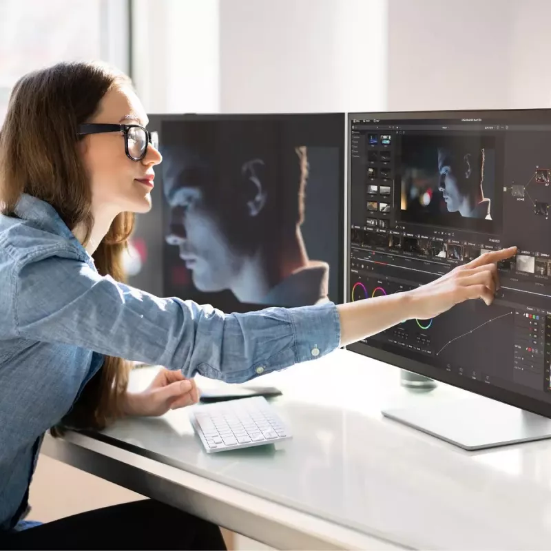 Monitor touchscreen ALOGIC Clarity Max Touch 32C4KPDWT, 32 pollici, 3840x2160 4K UHD, 65 W Power Delivery, webcam da 8 MP, hub USB, nero/argento