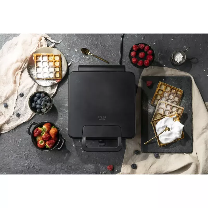 Macchina per waffle Adler AD 3049, 4 waffle quadrati, antiaderente, 1800 W, nero