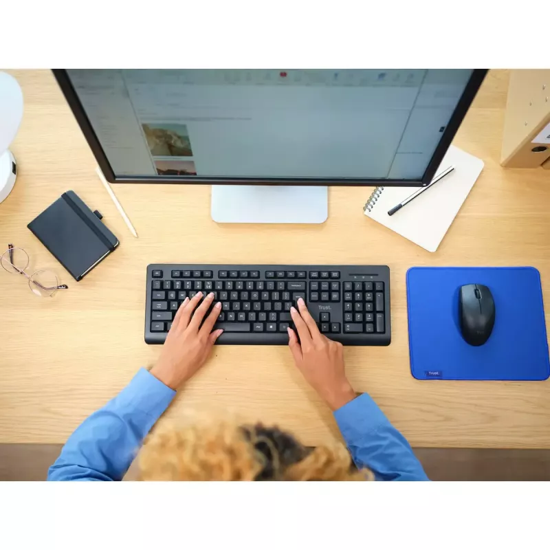 Set tastiera e mouse wireless TRUST Primo — tastiera full-size QWERTY US-inglese, ricevitore RF USB-A, mouse ottico 1200 DPI, nero