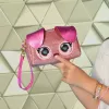 Purse Pets, Keepin' It Clutch Dazzling Diva cucciolo giocattolo e borsa da polso con occhi arcobaleno luminosi, giocattolo per bambine da 4 anni