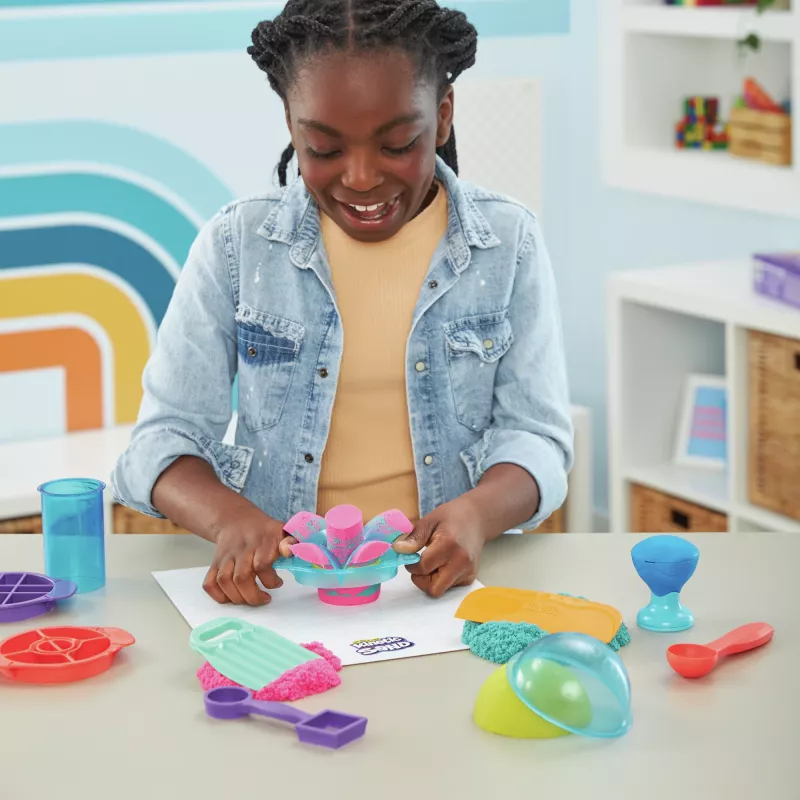 Kinetic Sand, set Ultimate Sandisfying con 2lbs di sabbia da gioco (rosa, giallo e turchese), 10 strumenti e stampi, giocattolo sensoriale per bambini da 7 anni