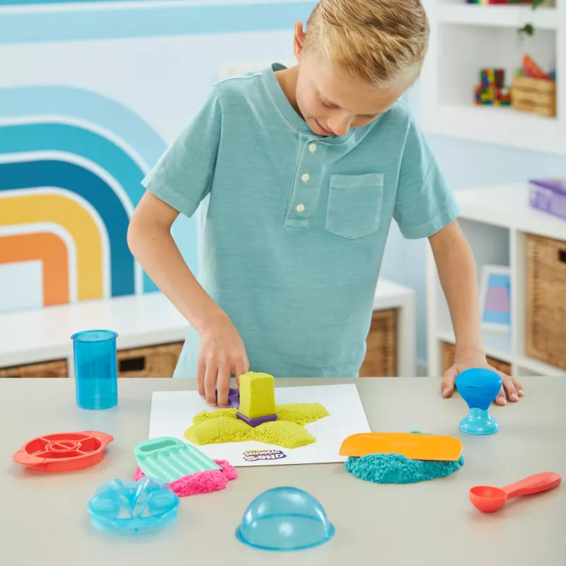 Kinetic Sand, set Ultimate Sandisfying con 2lbs di sabbia da gioco (rosa, giallo e turchese), 10 strumenti e stampi, giocattolo sensoriale per bambini da 7 anni