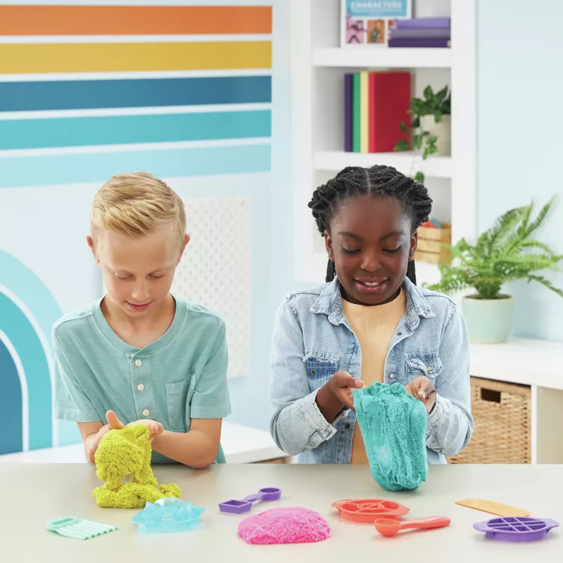 Kinetic Sand, set Ultimate Sandisfying con 2lbs di sabbia da gioco (rosa, giallo e turchese), 10 strumenti e stampi, giocattolo sensoriale per bambini da 7 anni