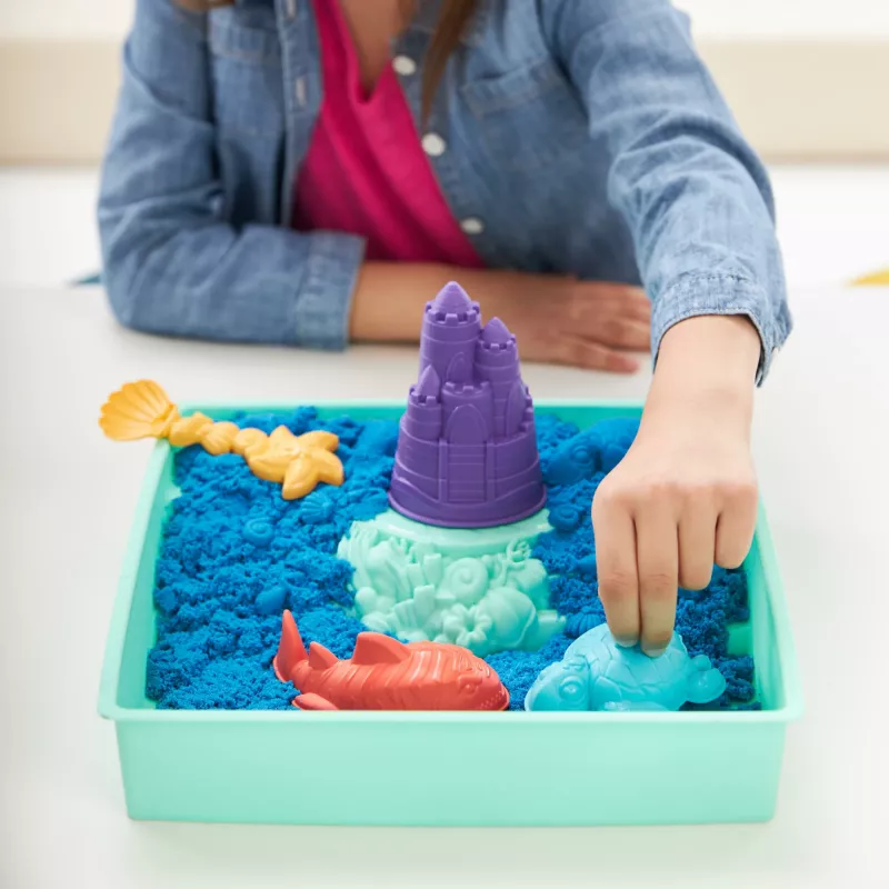 Kinetic Sand, set sabbiera, regali creativi di Pasqua, include 1 lb di sabbia modellabile blu, 4 strumenti e stampi, contenitore, giocattolo sensoriale per bambini da 3 anni