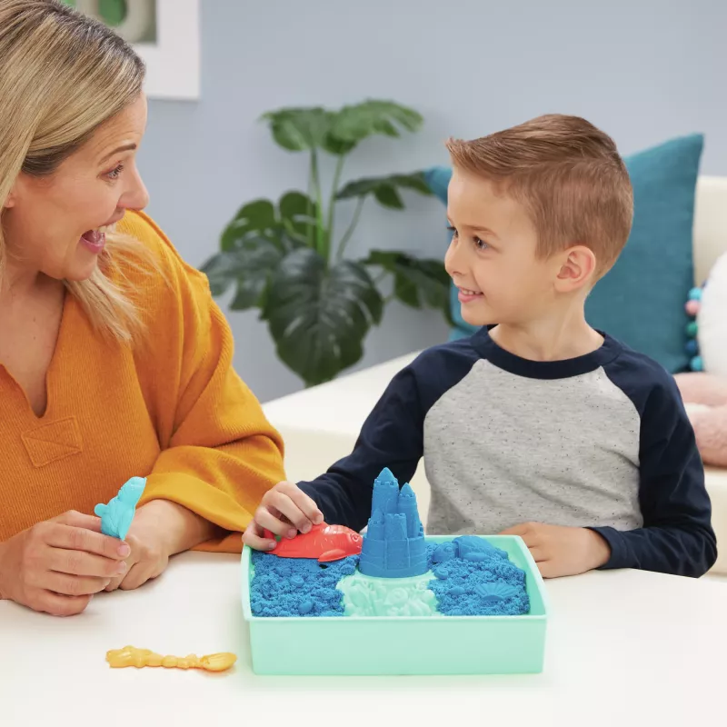 Kinetic Sand, set sabbiera, regali creativi di Pasqua, include 1 lb di sabbia modellabile blu, 4 strumenti e stampi, contenitore, giocattolo sensoriale per bambini da 3 anni