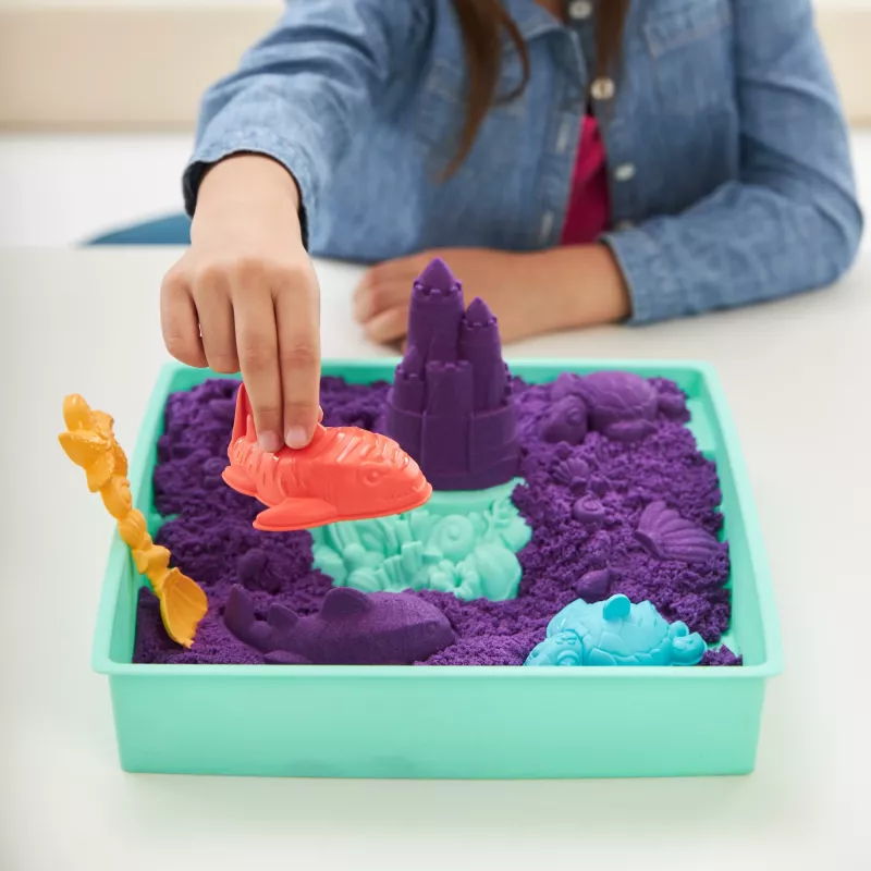Kinetic Sand, set sabbiera, regali creativi di Pasqua, include 453 g di sabbia modellabile viola, 4 strumenti e stampi, contenitore, giocattolo sensoriale per bambini da 3 anni