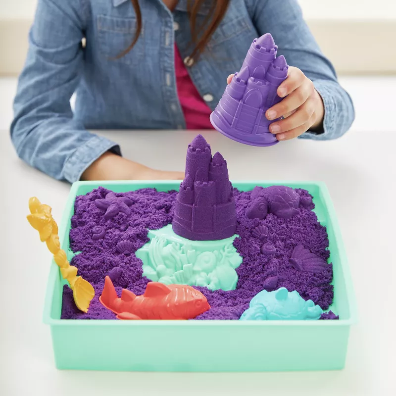 Kinetic Sand, set sabbiera, regali creativi di Pasqua, include 453 g di sabbia modellabile viola, 4 strumenti e stampi, contenitore, giocattolo sensoriale per bambini da 3 anni