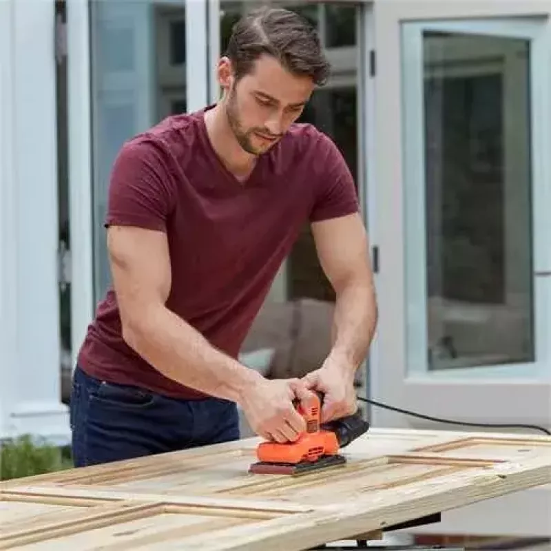 Levigatrice orbitale Black & Decker BEW220