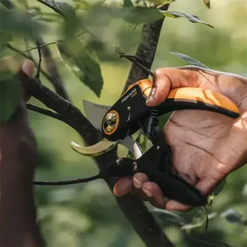 Cesoia da giardino Fiskars Plus PowerLever P721 — cesoia a incudine per rami e steli