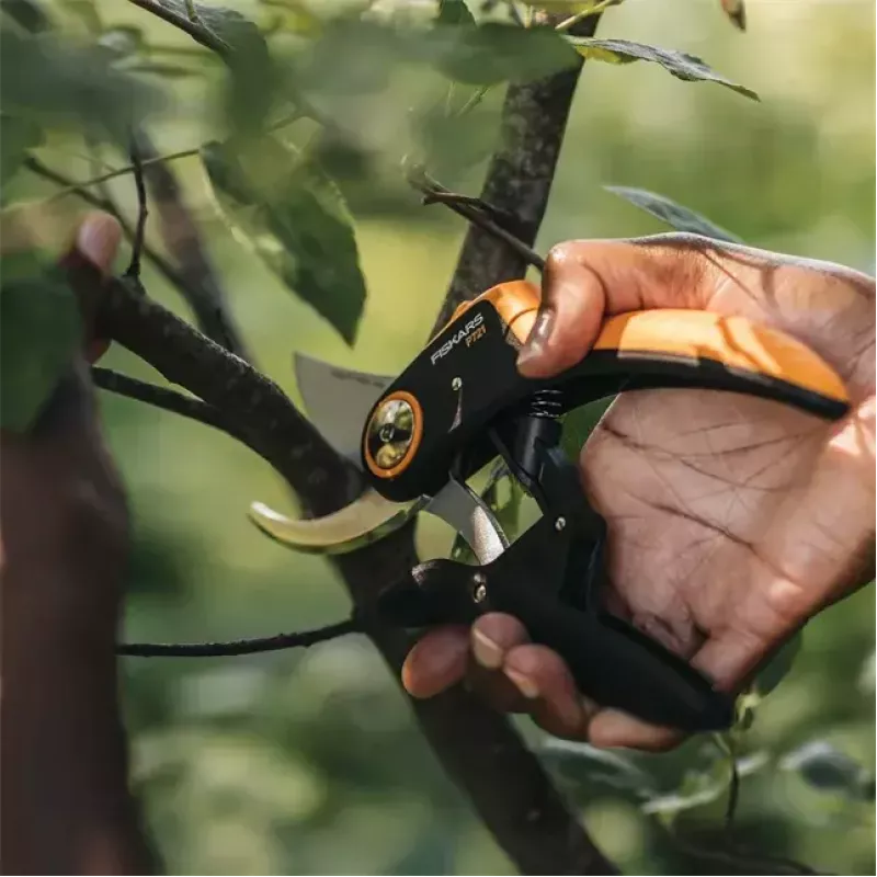 Cesoia da giardino Fiskars Plus PowerLever P721 — cesoia a incudine per rami e steli