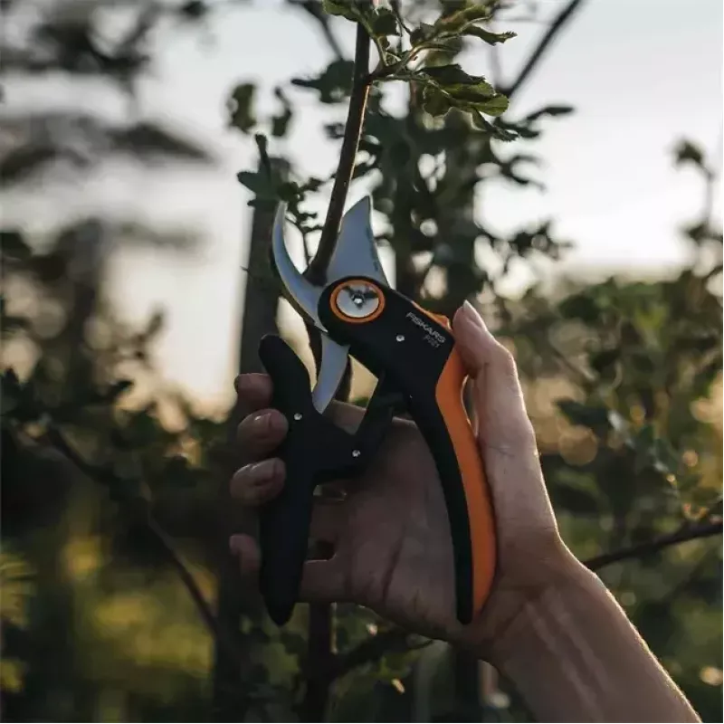 Cesoia da giardino Fiskars Plus PowerLever P721 — cesoia a incudine per rami e steli