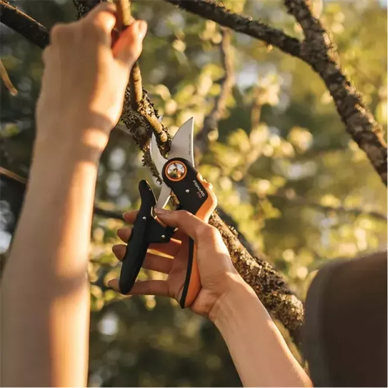 Cesoia da giardino Fiskars Plus PowerLever P721 — cesoia a incudine per rami e steli