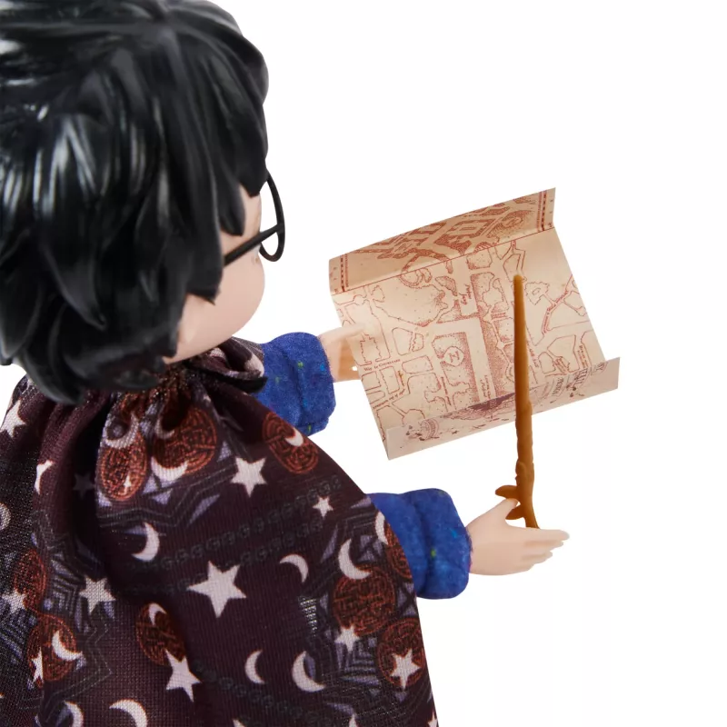 Wizarding World Harry Potter, set regalo bambola Harry Potter 8 inch con mantello mimetico e 5 accessori per bambole, giocattolo per bambini da 6 anni