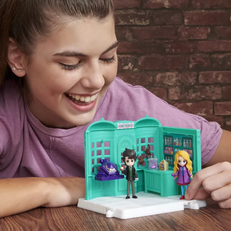 Wizarding World Harry Potter, Magical Minis negozio di dolciumi Honeydukes con 2 figure esclusive e 5 accessori, giocattolo per bambini da 6 anni